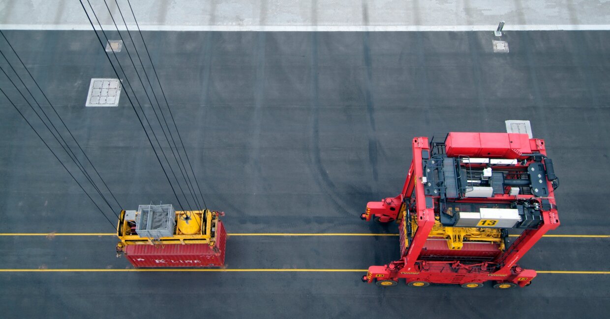Automate without disruption: How phased straddle carrier automation protects your operations